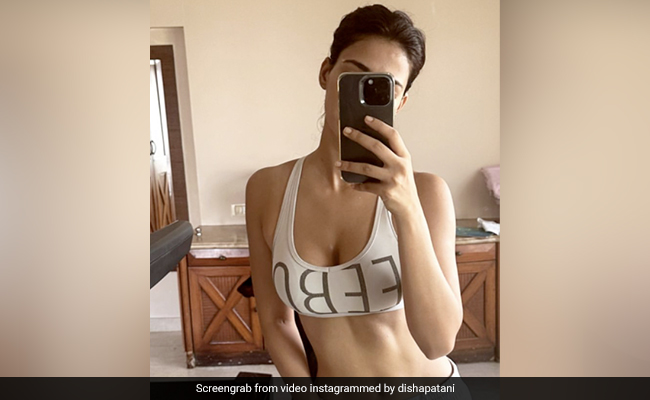 Disha Patani's Sporty Chic Mirror Selfies Are A Total 'HIIT'