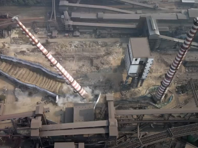 11 सेकंड में धराशायी हुई 360-फुट ऊंची चिमनी