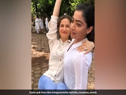 रश्मिका मंदाना ने ऑनस्क्रीन भाभी को उठाया गोद में, VIDEO देख फैंस बोले- बहुत ताकत है आपके हाथों में रश्मिका मंदाना ने ऑनस्क्रीन भाभी को उठाया गोद में, VIDEO देख फैंस बोले- बहुत ताकत है आपके हाथों में