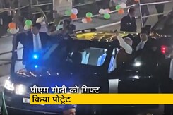 गुजरात में 13 साल की लड़की ने रोड शो के दौरान पीएम मोदी को गिफ्ट किया पोट्रेट गुजरात में 13 साल की लड़की ने रोड शो के दौरान पीएम मोदी को गिफ्ट किया पोट्रेट