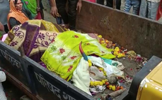 गाजे-बाजे के साथ और 100 साड़ी ओढ़ाकर निकली गाय की अंतिम यात्रा, मालिक ने कहा- वो हमारी 'मां' थी