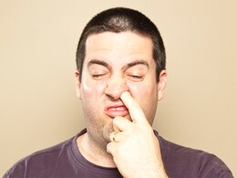 क्या आपको भी है नाक में उंगली डालने की आदत? आज ही छोड़ दें वर्ना हो सकता है अल्जाइमर और डिमेंशिया रोग: स्टडी