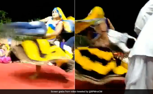 डांसर के सामने स्टेज पर जोश में नाचने लगा लड़का, उसने उठाकर चकरी की तरह घुमा डाला, लोग बोले- आज के बाद डांस भूल जाएगा