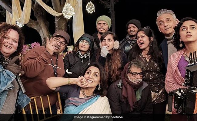 Why Neetu Kapoor And Gang Are "Faking Happy Faces" In This 4 AM Pic