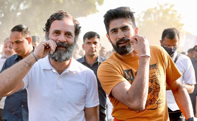 ''मूछों पर ताव, बाज़ुओं में दम", भारत जोड़ो यात्रा में जब शामिल हुए बॉक्सर विजेंदर तो राहुल गांधी ने कुछ यूं की तारीफ