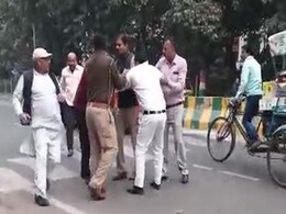 नोएडा में थाने के सामने ही आपस में भिड़ गए दो पक्ष, पुलिस के बीच-बचाव के बावजूद जमकर चले लात-घूसे नोएडा में थाने के सामने ही आपस में भिड़ गए दो पक्ष, पुलिस के बीच-बचाव के बावजूद जमकर चले लात-घूसे
