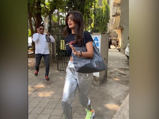 मुंबई के जुहू में स्पॉट हुईं अभिनेत्री शिल्पा शेट्टी