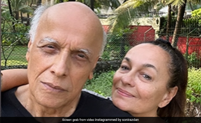 How New "<i>Nana Nani</i>" Soni Razdan And Mahesh Bhatt Are Chilling At This Park