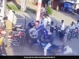 पेट्रोल भराने की थी जल्दी, हवा में उछाल दी बाइक, पीछे बैठे दादा का हुआ जो हाल, लोग बोले- पापा का परा, उड़के जाएगा... पेट्रोल भराने की थी जल्दी, हवा में उछाल दी बाइक, पीछे बैठे दादा का हुआ जो हाल, लोग बोले- पापा का परा, उड़के जाएगा...