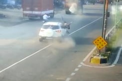 तमिलनाडु : एसयूवी की टक्कर से फुटबॉल की तरह हवा में उड़ी बाइक तमिलनाडु : एसयूवी की टक्कर से फुटबॉल की तरह हवा में उड़ी बाइक