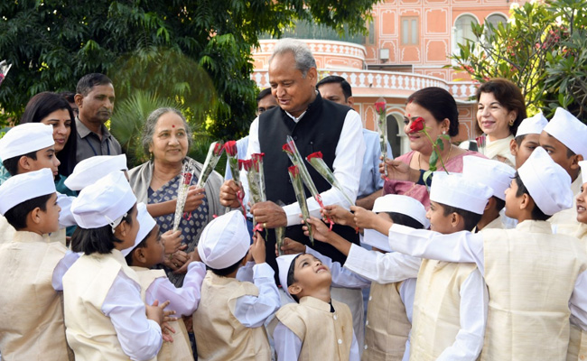 राजस्थान संकट: अलग मीटिंग करने वाले गहलोत के समर्थकों को अभी नहीं दी क्लीन चिट- कांग्रेस