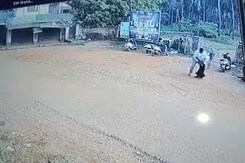 केरल : आठ साल की बच्ची को जमीन पर पटक कर भागा शख्स, कैमरे में कैद हुई घटना केरल : आठ साल की बच्ची को जमीन पर पटक कर भागा शख्स, कैमरे में कैद हुई घटना