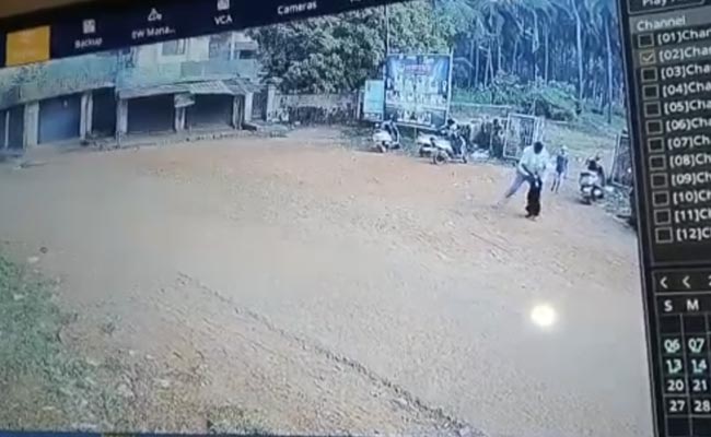 कैमरे में कैद : केरल में शख्‍स ने हिंसक तरीके से बच्‍ची को उठाकर सड़क पर पटका..