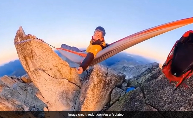 दो पहाड़ों के बीच लटके झूले पर लेटकर आराम से सो रहा था शख्स, हैरतअंगेज़ Video देख खड़े हो जाएंगे रोंगटे