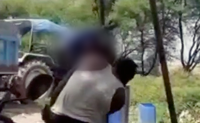 MP News : चोरी के आरोप में तालिबानी सजा, बोरिंग लिफ्टर मशीन पर लटका कर युवक को डंडे से पीटा