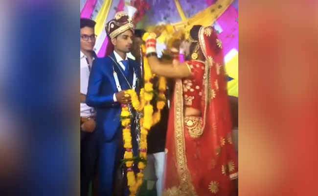 दुल्हन ने डाली वरमाला तो पास खड़े दूल्हे के दोस्तों ने जो किया देख लोग रह गए हैरान, बोले- भाई प्रैक्टिस तो कर लेता