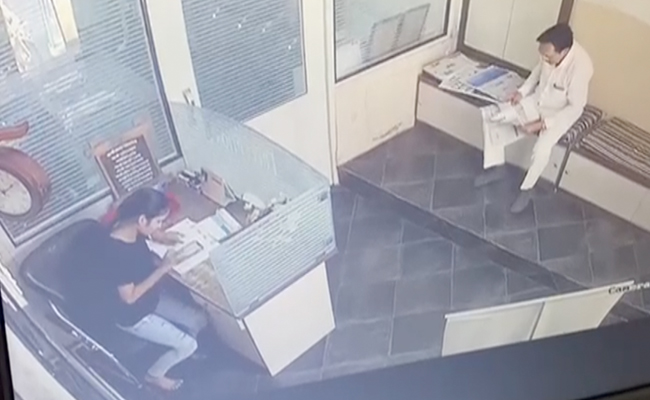 VIDEO: अखबार पढ़ते-पढ़ते गिरा राजस्थान का कारोबारी, मौके पर मौत