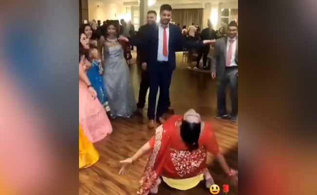शादी में आंटी ने जमकर किया बवाल, उछल-उछलकर किया ऐसा डांस साइड हो गए मेहमान- VIDEO