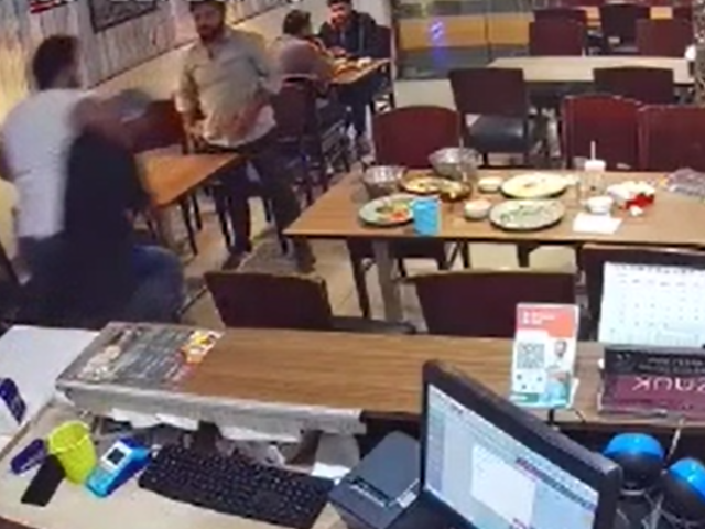 देखें: बिरयानी ऑर्डर में लेट होने पर तीन पुरुषों ने रेस्टोरेंट कर्मचारी को पीटा