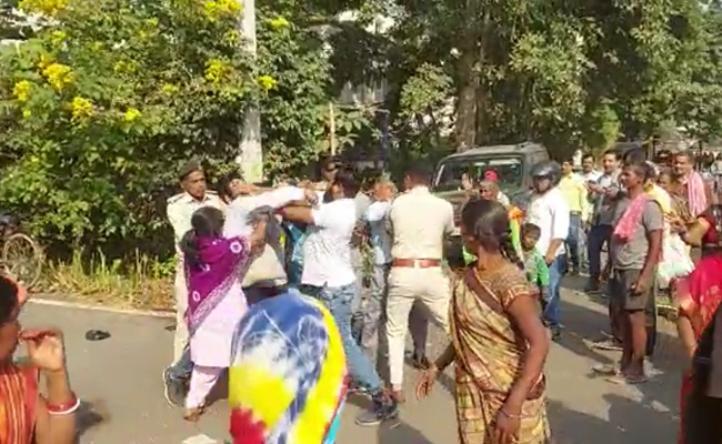 VIDEO : बिहार में दारोगा ने बहन के ससुरालवालों पर चलाए लात-घूसे, थाने के बाहर जमकर हुई मारपीट