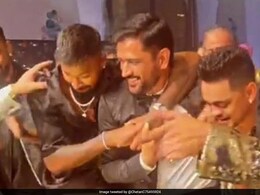 हार्दिक पांड्या और MSD ने रैपर बादशाह के साथ ‘काला चश्मा’ में जमकर किया डांस, Video हुआ वायरल हार्दिक पांड्या और MSD ने रैपर बादशाह के साथ ‘काला चश्मा’ में जमकर किया डांस, Video हुआ वायरल
