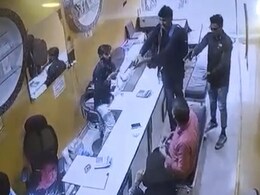 UP: दुकान में घुसकर व्यापारी पर बरसाई गोलियां, मिनटों में लूटे आभूषण, CCTV में कैद हुई वारदात UP: दुकान में घुसकर व्यापारी पर बरसाई गोलियां, मिनटों में लूटे आभूषण, CCTV में कैद हुई वारदात