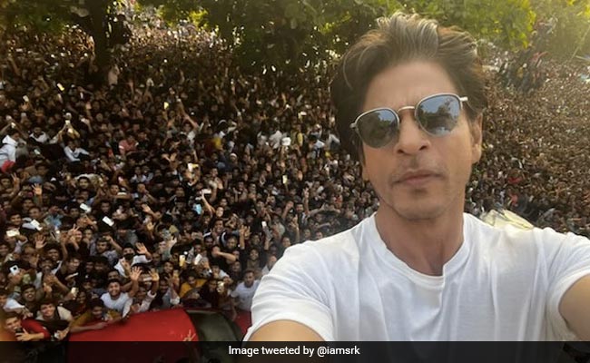 Birthday Boy Shah Rukh Khan, Surrounded By The "Sea Of Love," Shares Thank You Note For Fans