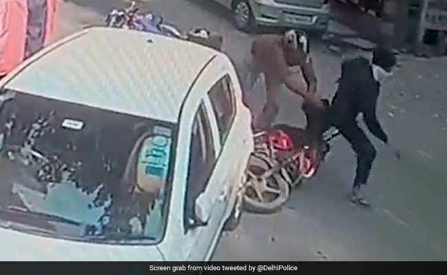 Video Shows Brave Delhi Cop Catching Chain Snatcher. Internet Is All Praise