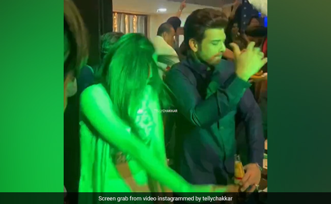 VIDEO: ढोल पर जमकर डांस करते दिखे करण कुंद्रा और तेजस्वी प्रकाश, फैन्स ने कहा- जोड़ी हो तो ऐसी