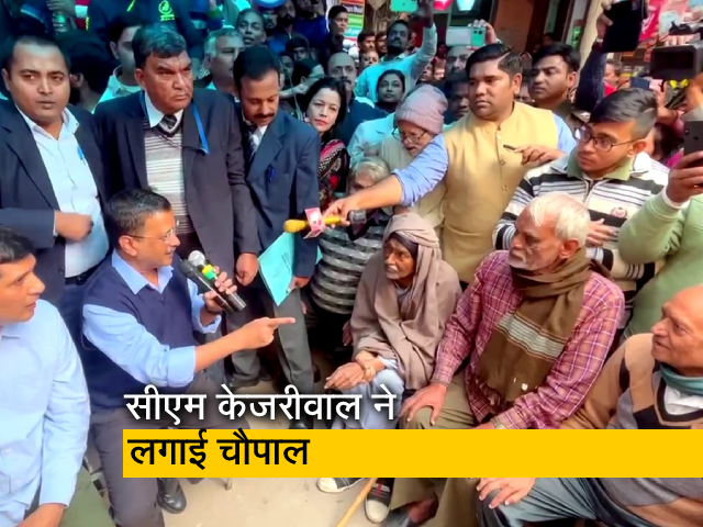 अरविंद केजरीवाल ने दिल्ली में लगाई चौपाल, घर-घर जाकर मांगे वोट