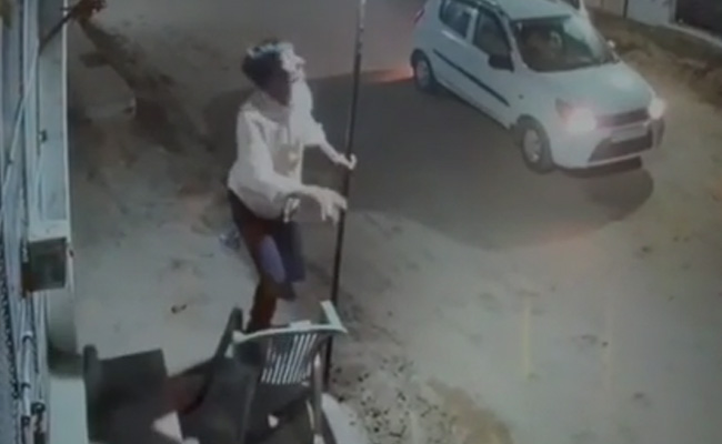 Caught on Camera: Rajasthan Thieves Arrive In Car To Steal Lightbulbs