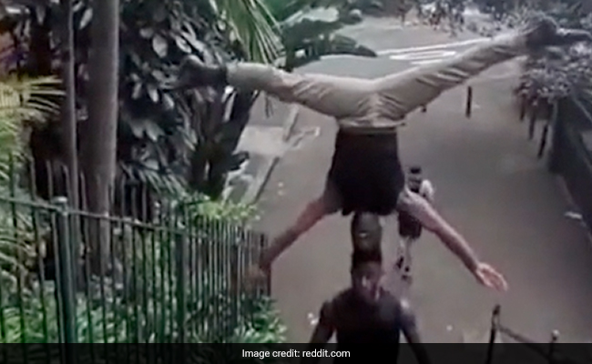 VIDEO:कभी देखा है ऐसा गजब का बैलेंस, सिर पर सिर टिकाकर सीढ़ियां चढ़ गए दो लोग