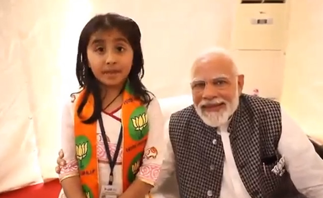 गुजरात चुनाव: बीजेपी की नन्ही प्रचारक से मिले PM मोदी, भाषण सुनने के बाद दिया ऑटोग्राफ