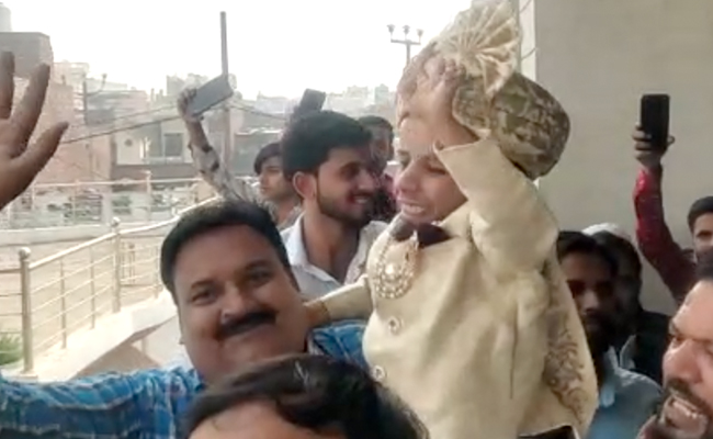 2.5-Feet-Tall Azeem Mansuri From UP Fulfills His Dream, Gets Married