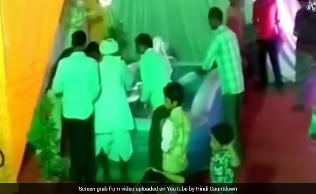 शादी में खाने के बाद फव्वारे से ही प्लेट धोने लगे गांववाले, Video देख हंसते-हंसते हो जाएंगे लोटपोट 