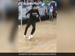 आयुष्मान खुराना ने सचिन तेंदुलकर के साथ खेला फुटबॉल मैच, मास्टर ब्लास्टर के सामने दागे गोल आयुष्मान खुराना ने सचिन तेंदुलकर के साथ खेला फुटबॉल मैच, मास्टर ब्लास्टर के सामने दागे गोल