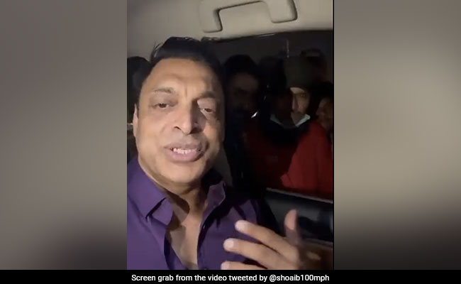 पाकिस्तानी फैन ने शोएब अख्तर के सामने उतारी शाहरूख खान की ऐसी नकल, देखकर अख्तर के उड़ गए होश, देखें Video