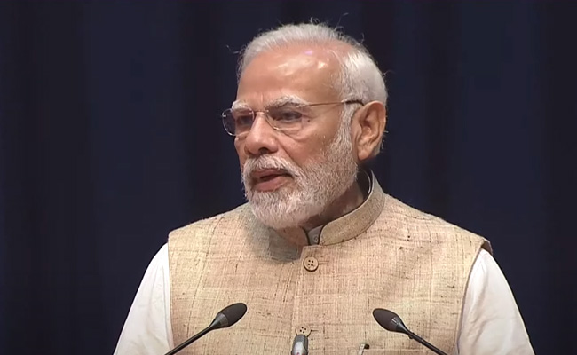 PM Modi Speaks To Tejashwi Yadav, Enquires About Lalu Yadav's Health