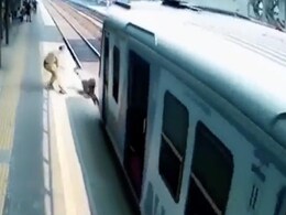 जूते के चक्कर में शख्स ने खतरे में डाली अपनी जान, VIDEO देख कांप उठेगी रूह जूते के चक्कर में शख्स ने खतरे में डाली अपनी जान, VIDEO देख कांप उठेगी रूह