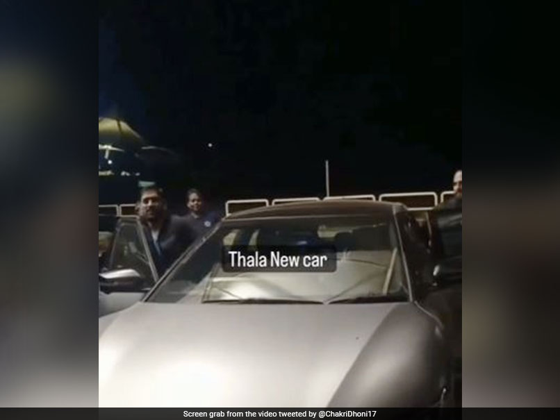 MS Dhoni ने 65 लाख की नई कार में गायकवाड़ और जाधव को भी कराई सैर, देखें Video