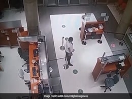 मरीज़ की जगह अस्पताल पहुंचा भूत! गार्ड ने करवाई एंट्री, रजिस्टर पर लिखा नाम, Video देख खड़े हो जाएंगे रोंगटे मरीज़ की जगह अस्पताल पहुंचा भूत! गार्ड ने करवाई एंट्री, रजिस्टर पर लिखा नाम, Video देख खड़े हो जाएंगे रोंगटे