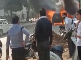 VIDEO: चलती गाड़ी में शॉर्ट सर्किट से लगी आग, कार सवारों ने कूदकर बचाई अपनी जान VIDEO: चलती गाड़ी में शॉर्ट सर्किट से लगी आग, कार सवारों ने कूदकर बचाई अपनी जान