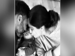 सोनम कपूर ने दिखाई बेटे वायु की पहली झलक, नन्हे राजकुमार की क्यूटनेस देख पिघला फैंस का दिल सोनम कपूर ने दिखाई बेटे वायु की पहली झलक, नन्हे राजकुमार की क्यूटनेस देख पिघला फैंस का दिल