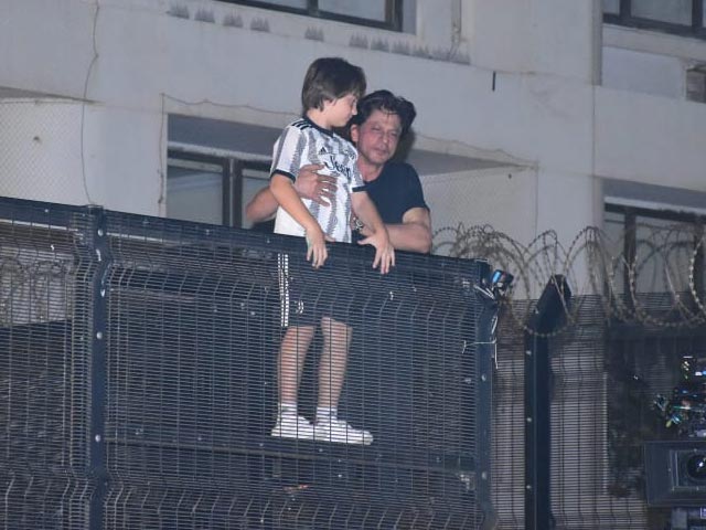 On 57th Birthday, Shah Rukh Khan Meets Fans Outside Mannat