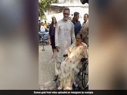 मां जीनत हुसैन के साथ बेटी आइरा की सगाई में पहुंचे आमिर खान, लुक देख लोग बोले- ये संजय मिश्रा जैसा क्यों लग रहे मां जीनत हुसैन के साथ बेटी आइरा की सगाई में पहुंचे आमिर खान, लुक देख लोग बोले- ये संजय मिश्रा जैसा क्यों लग रहे