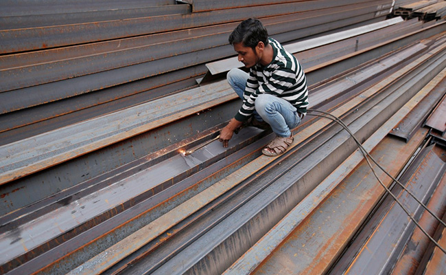 केंद्र सरकार ने इस्पात, लौह अयस्क पर निर्यात शुल्क घटाया