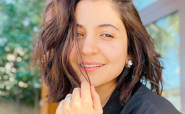 ग्लैमरस लुक्स ही नहीं अपनी सादगी से भी जीत लेती हैं फैन्स का दिल, देखें अनुष्का शर्मा की 5 स्टनिंग तस्वीरें