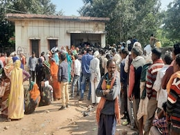 UP : डीएपी खाद के लिए हफ्तों से सर्द रात में किसान कर रहे इंतजार, कांग्रेस बोली, "यही जमीनी हकीकत" UP : डीएपी खाद के लिए हफ्तों से सर्द रात में किसान कर रहे इंतजार, कांग्रेस बोली, "यही जमीनी हकीकत"