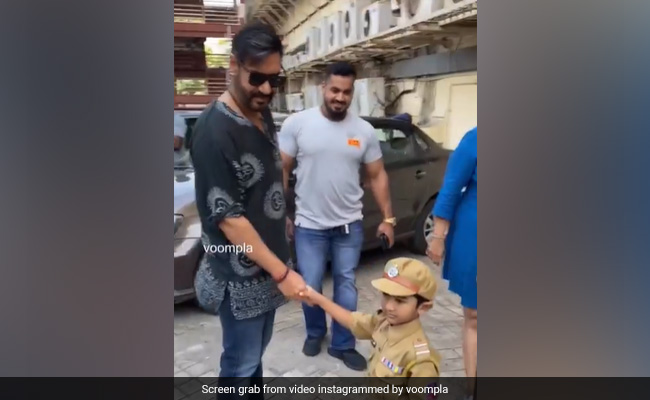 छोटे सिंघम को देख अजय देवगन ने भी धीमी की अपनी रफ्तार, नन्हे फैंस से इस अंदाज में मिले एक्टर