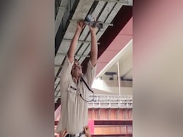 Video: तार में फंसकर तड़प रहा था कबूतर, पुलिसकर्मी ने इस तरह बचाई जान Video: तार में फंसकर तड़प रहा था कबूतर, पुलिसकर्मी ने इस तरह बचाई जान